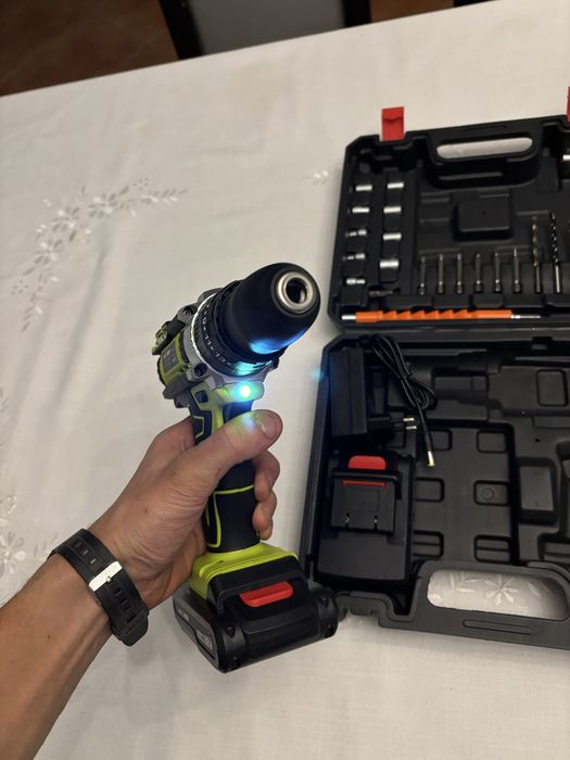 Aparafusadeira / furadeira a bateria  ( nova )