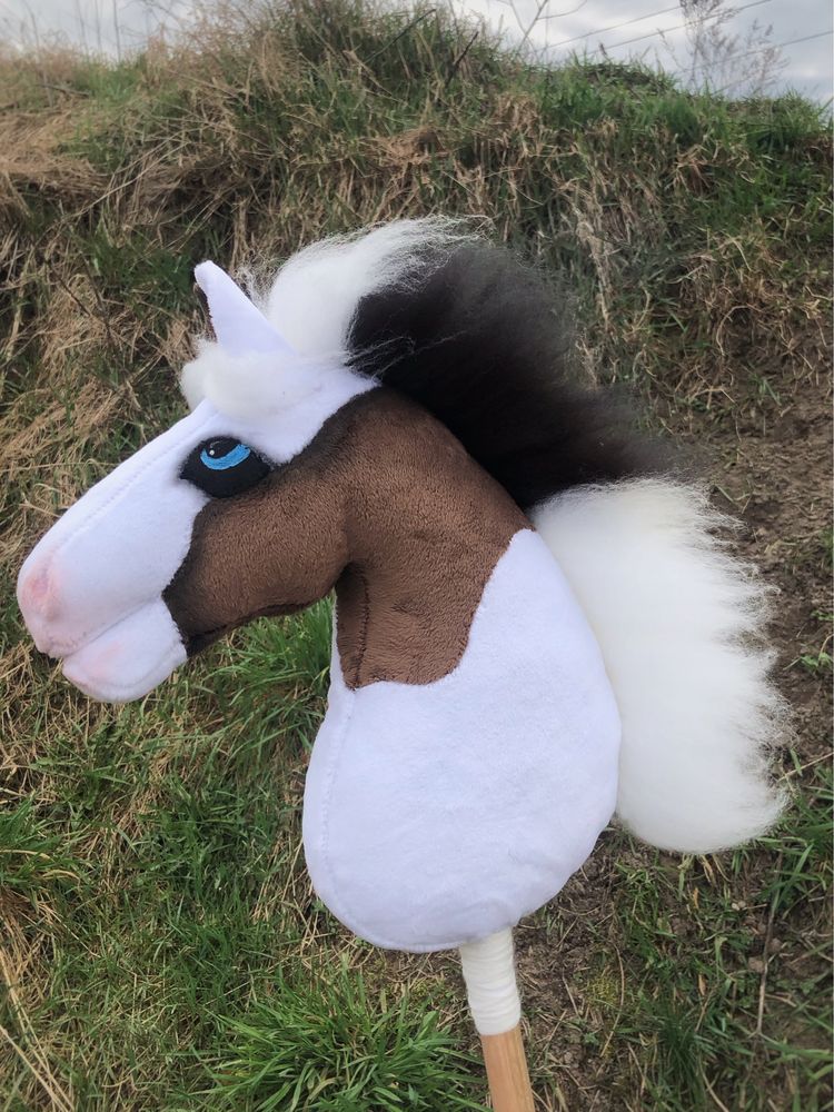 Hobby Horse Pinto srokaty konik na kiju koń realistyczny premium A4