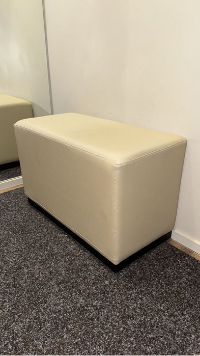 Puff revestido a pele