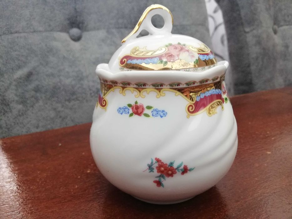 MAIS BARATO Caixa com 6 potes de loiça pequenos tipo limoge e novos