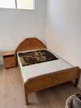 Cama e mesinhas de cabeceira feitas a mao