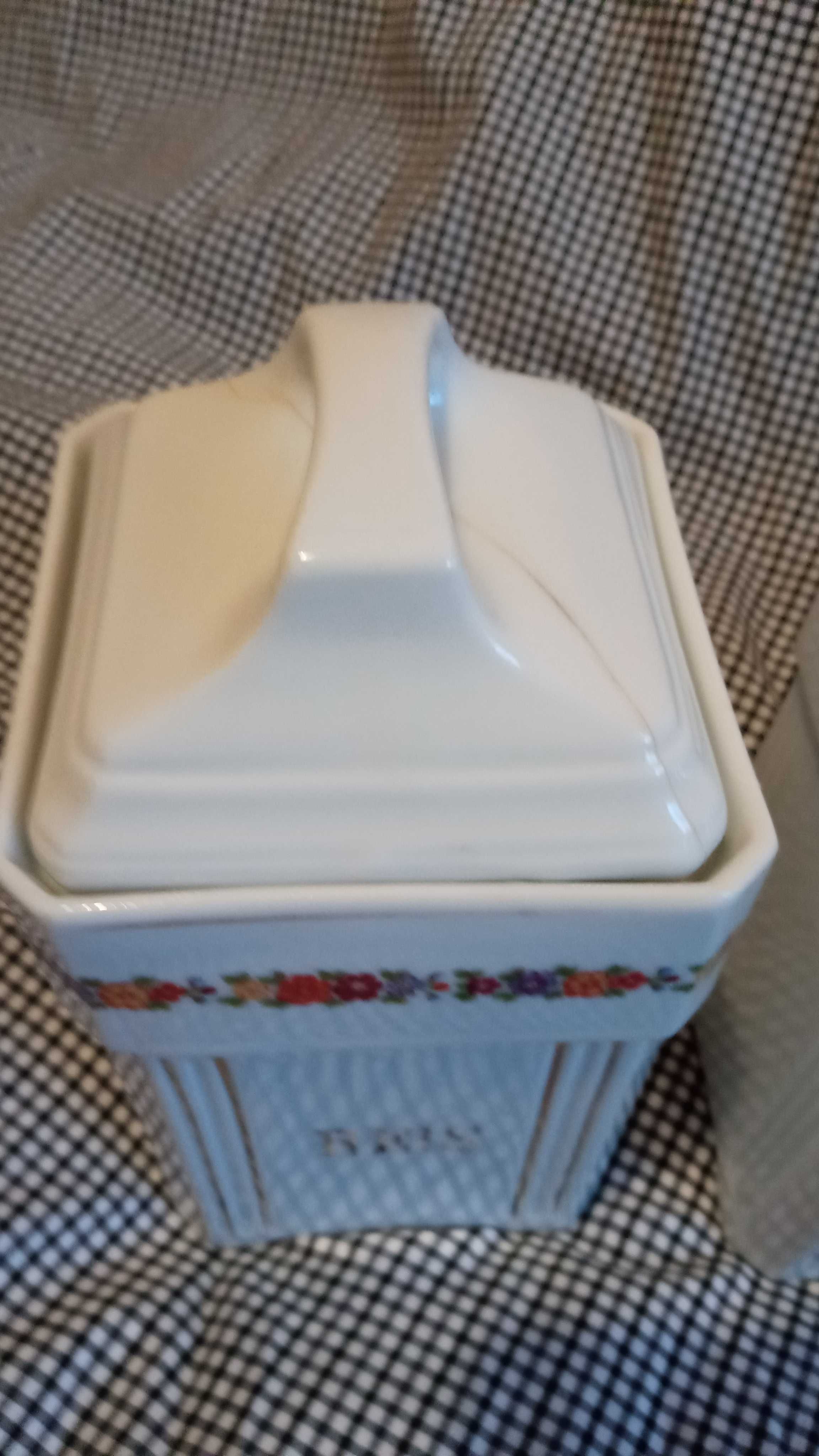 Porcelanowe pojemniki z pokrywką - kuchenne