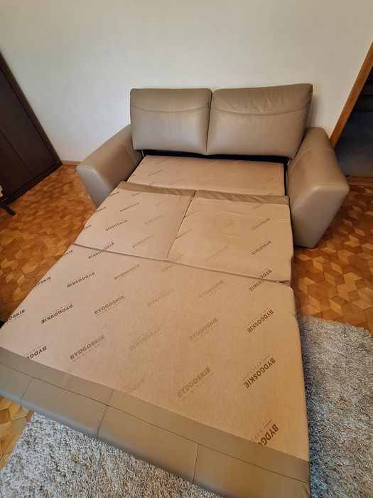 Sofa skórzana z funkcją spania i pojemnikiem na posciel. Kolor beżowy.