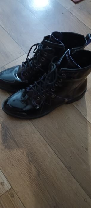 Czarne lakierowane damskie botki