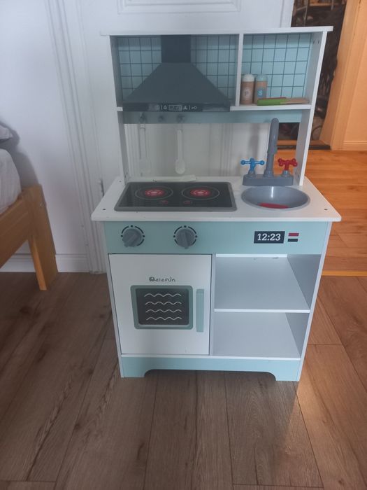 Drewniana kuchnia zabawkowa