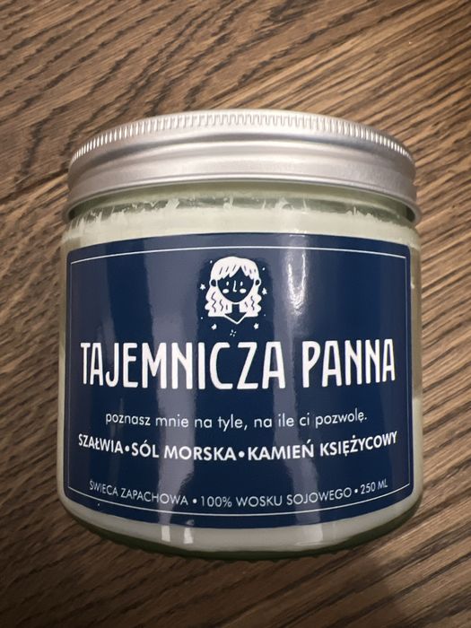 Świeca sojowa zapachowa firmy Zołza-Tajemnicza Panna