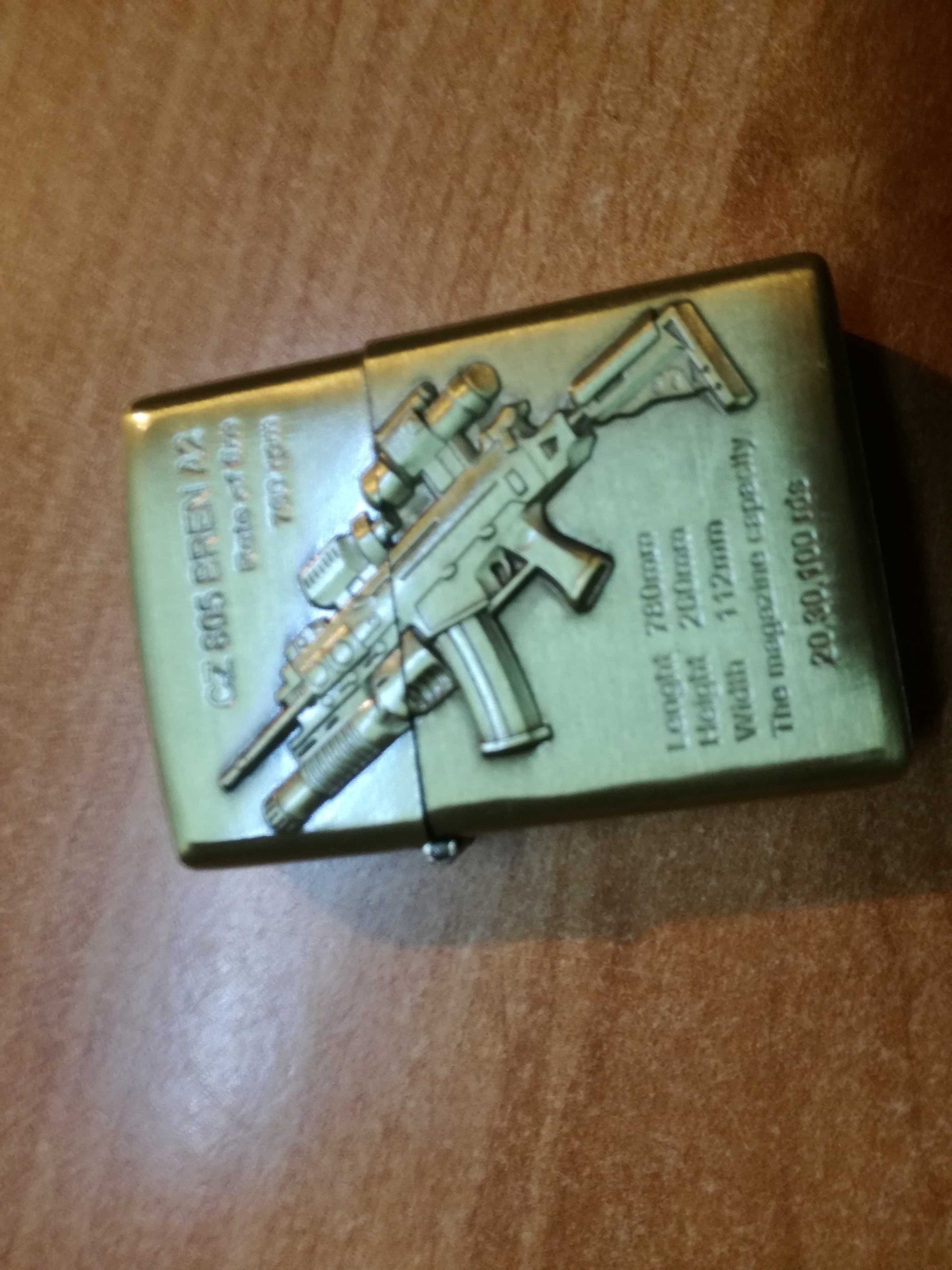 Zapalniczki militarne benzynowe.