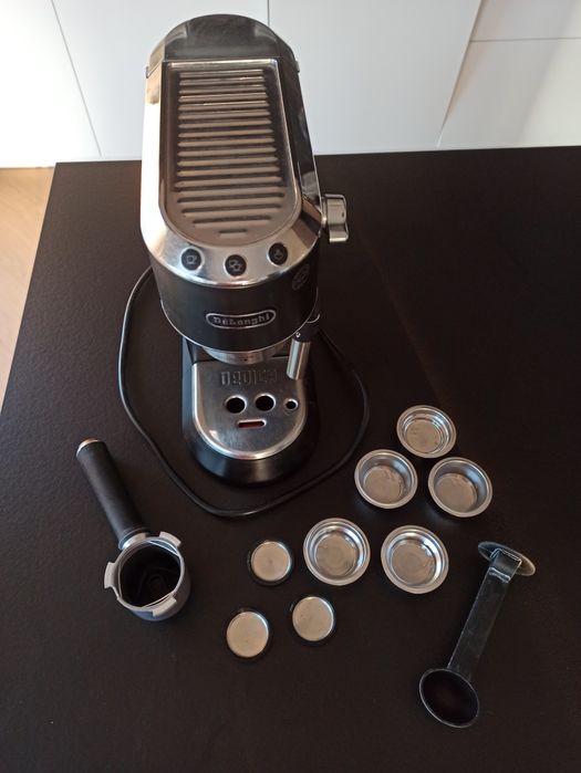 Ekspress kolbowy DeLonghi