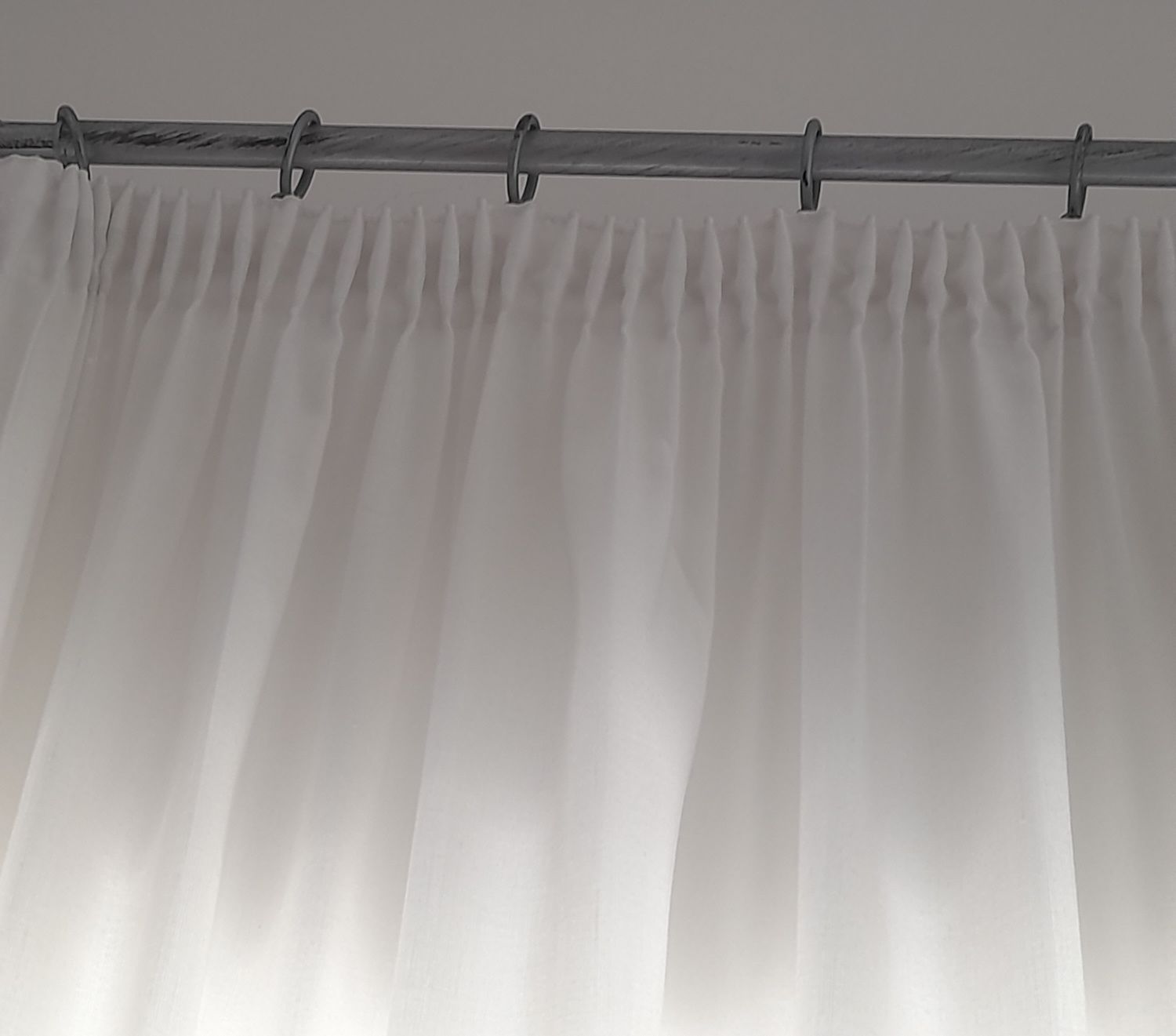 2 Cortinas com baínha em ponto aberto