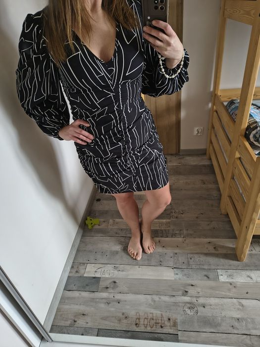 Czarna sukienka z bufiastymi rękawami Bodyflirt