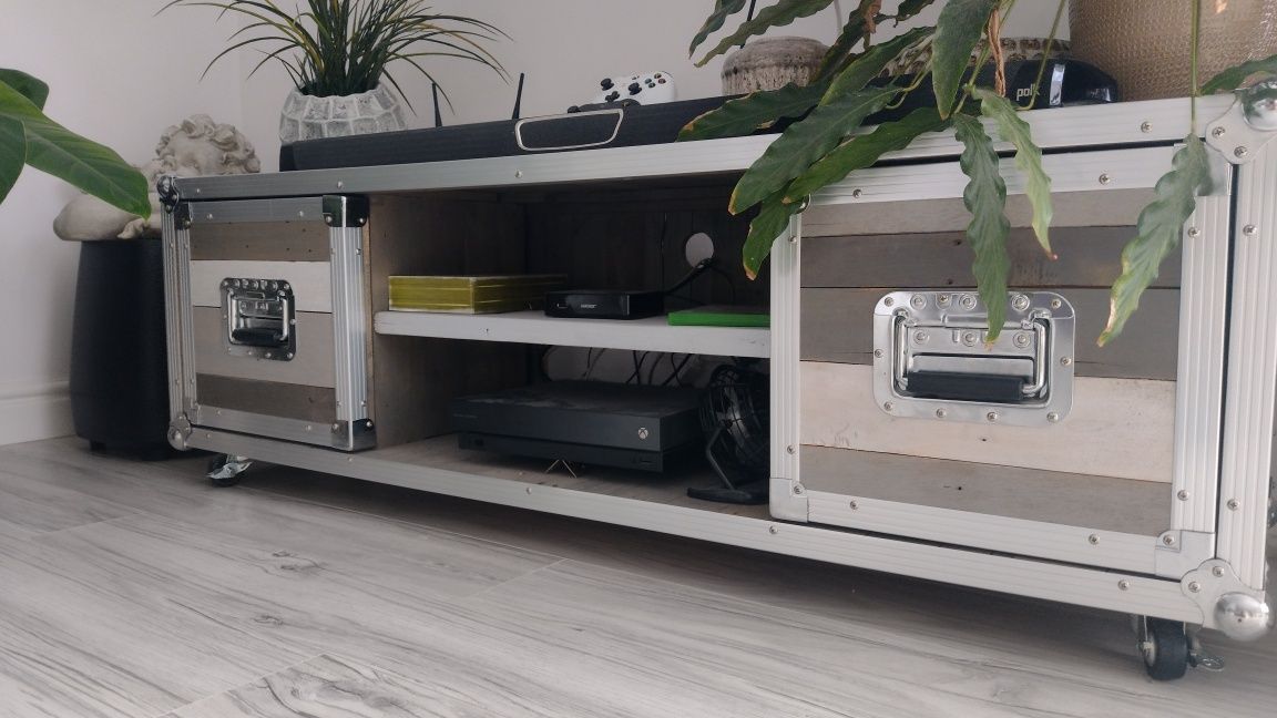 Loftowa szafka pod TV