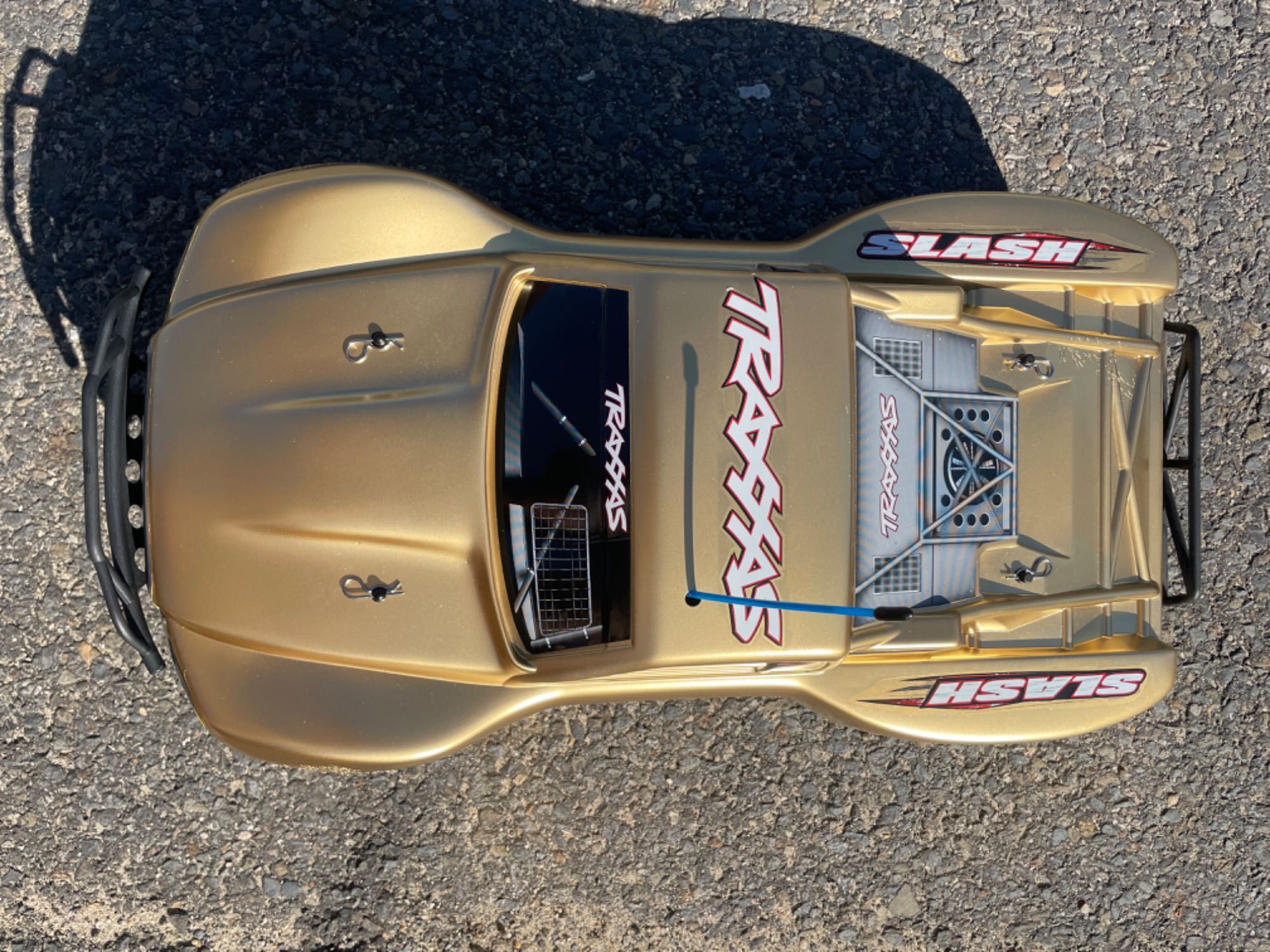 Sprzedam TRAXXAS Slash 2WD (złożony) z akumulatorem i z ładowarką