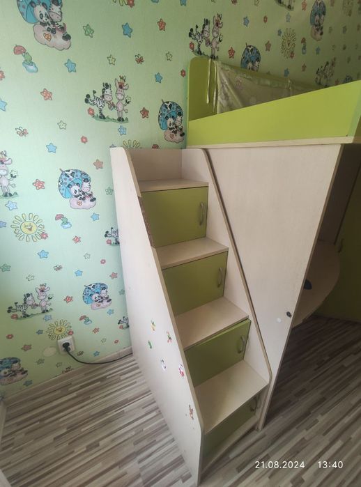 Дитяче ліжко горище з столом, кутовою шафою і сходами комодом