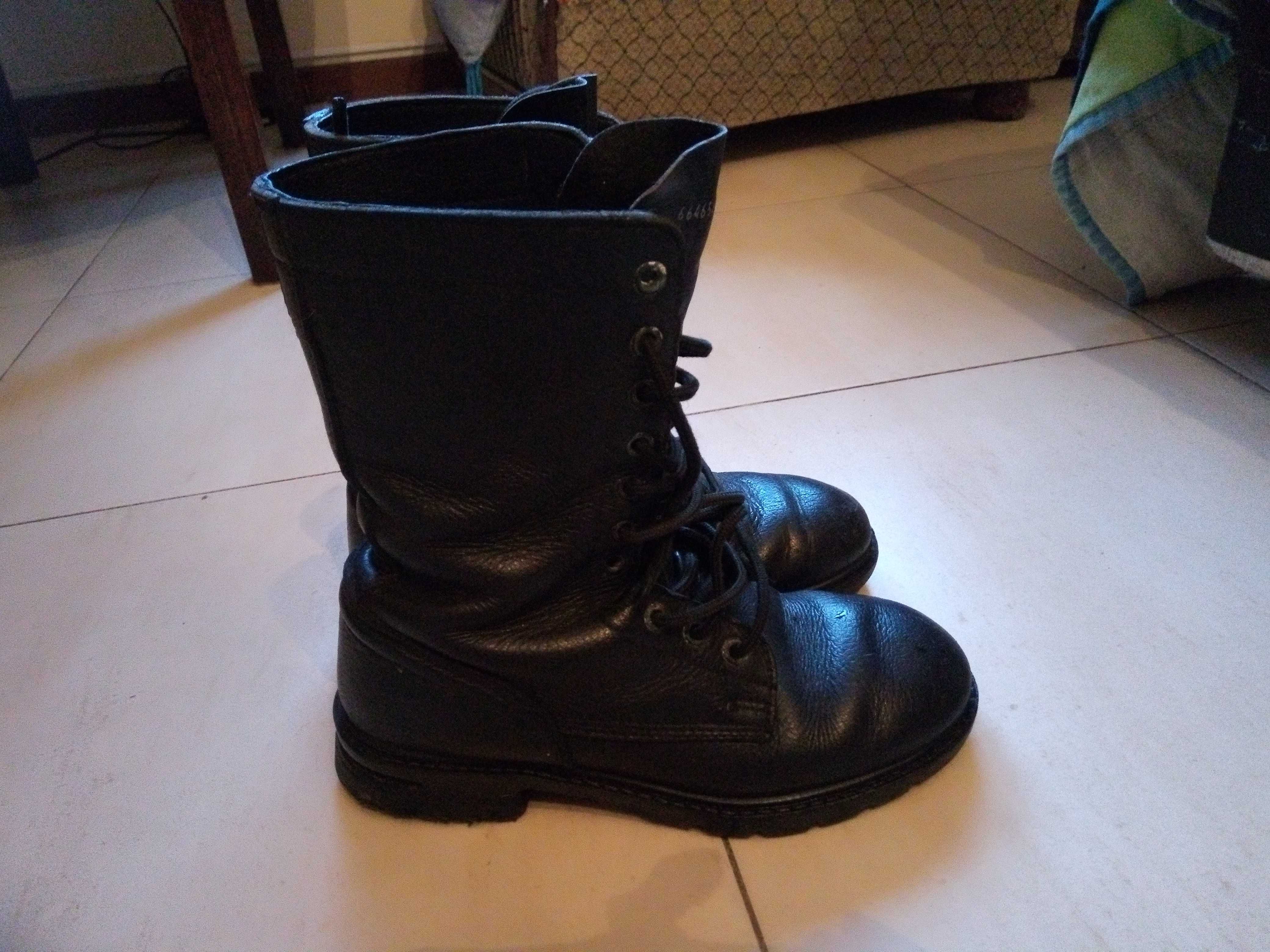 Botas de couro no interior e exterior.