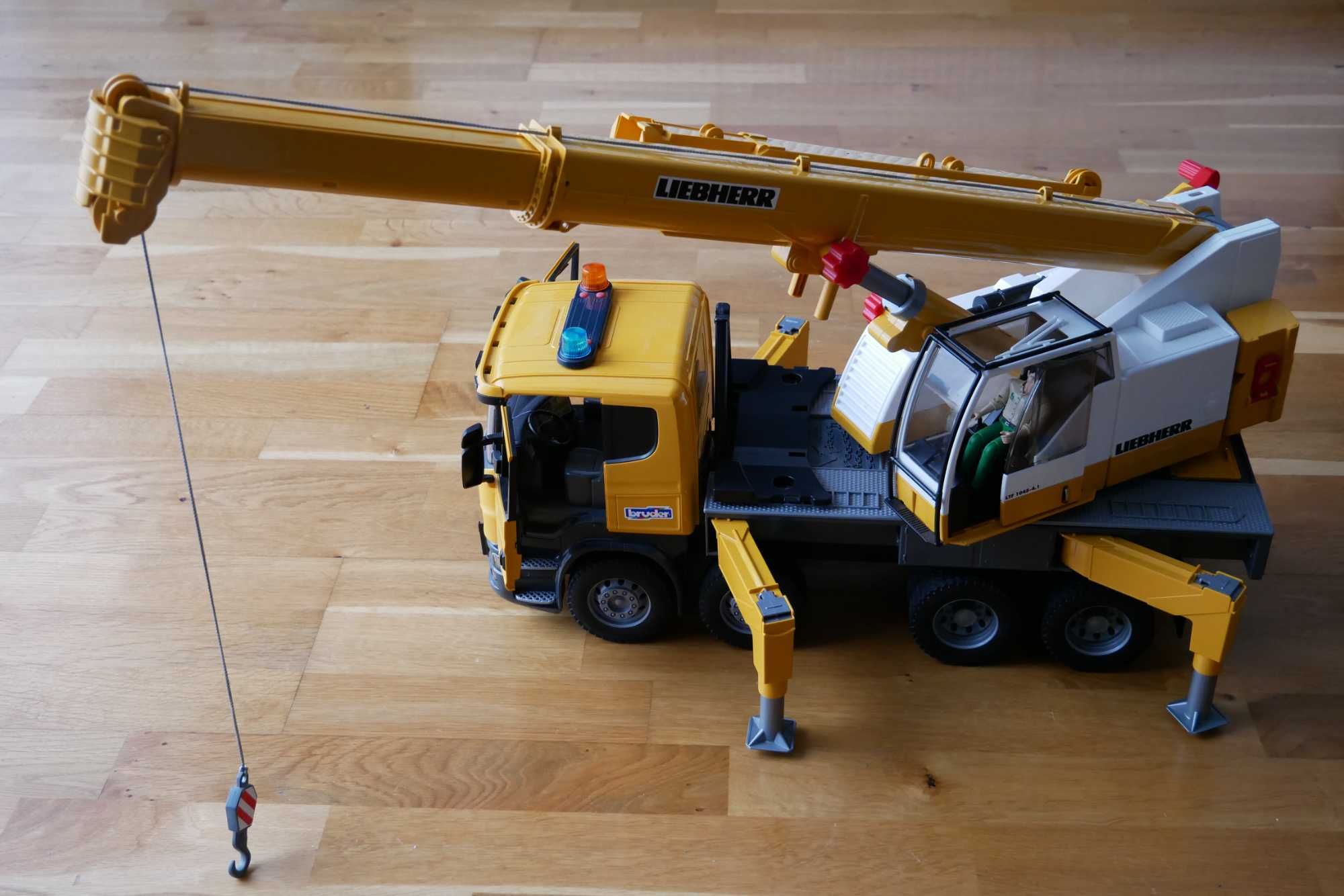 Bruder 03571 Scania Super z żurawiem Liebherr, z modułem dźwiękowym