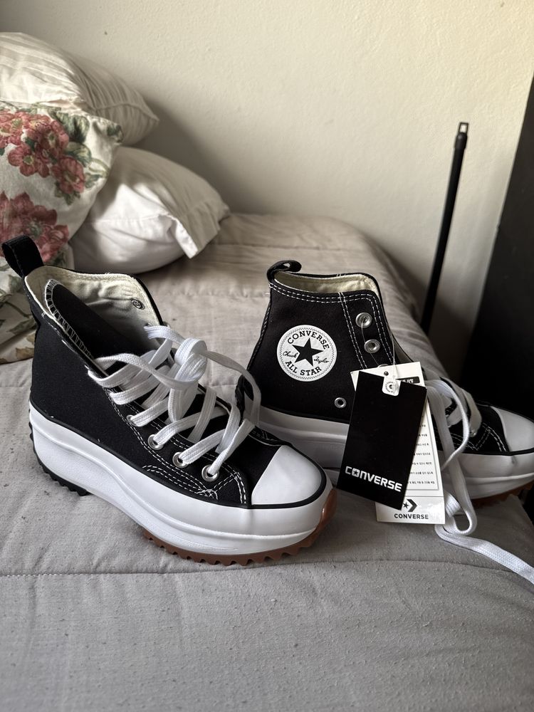 Um par de ténis converse all star