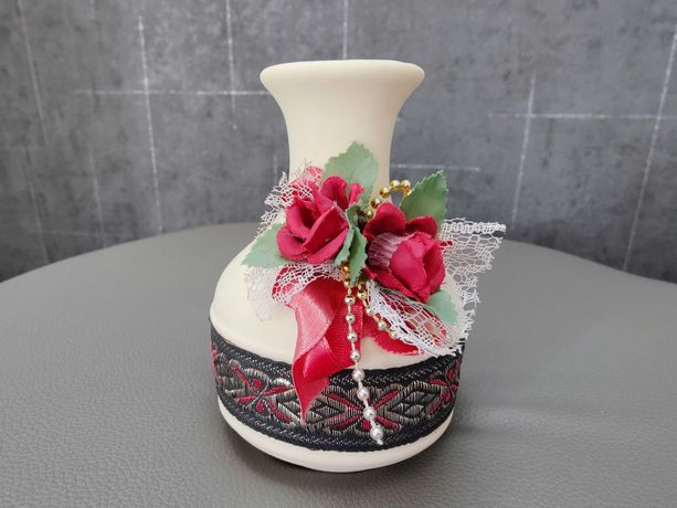 Elegancki wazon z ozdobnymi czerwonymi różami