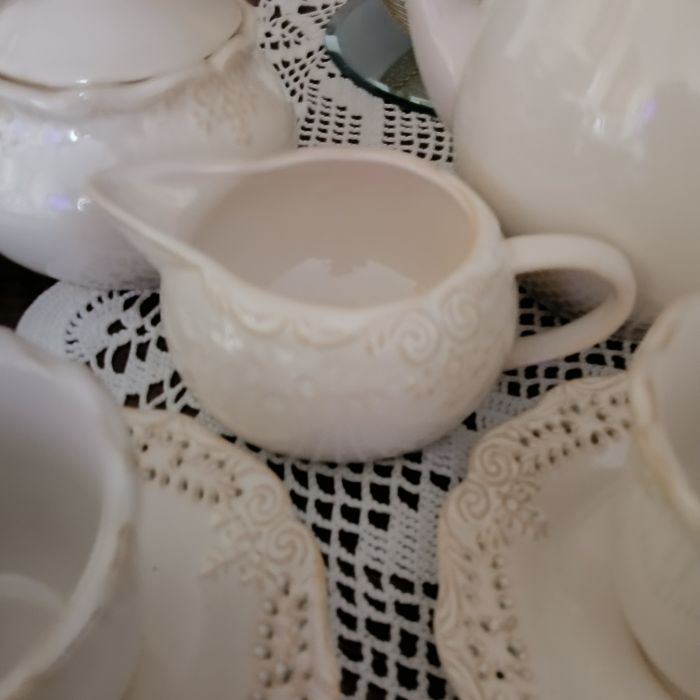 Ażurowy serwis kawowy firmy Veroni 22 elementy