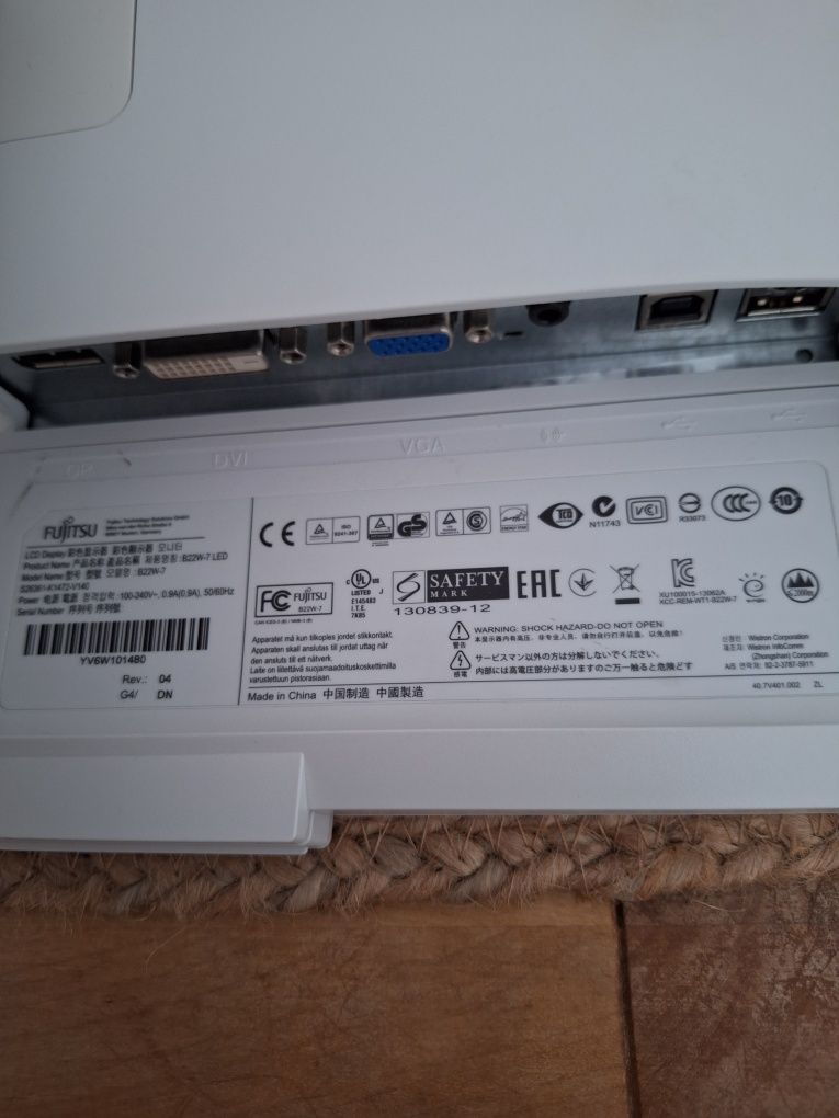 Fujitsu B22W-7 monitor matryca 22 cale Display Port, DVI, VGA