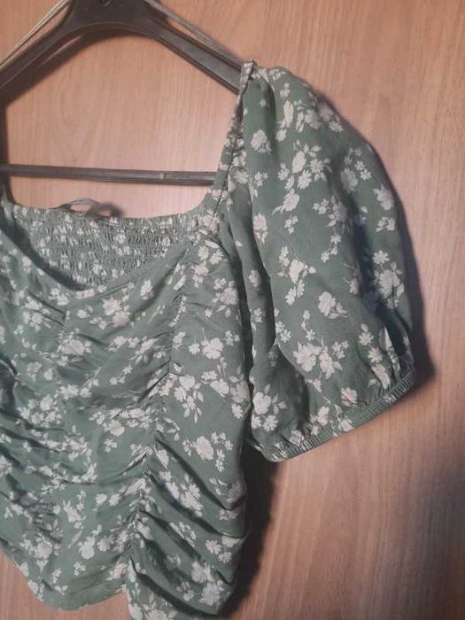 Bluzka crop top Hollister bufki kwiaty M