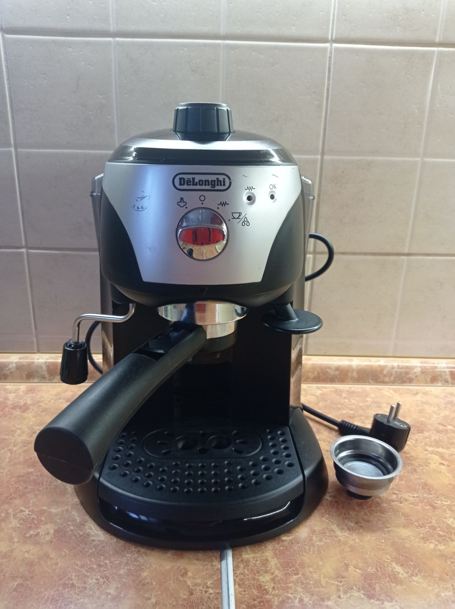 Кофеварка кавоварка эспрессо рожковая Delonghi