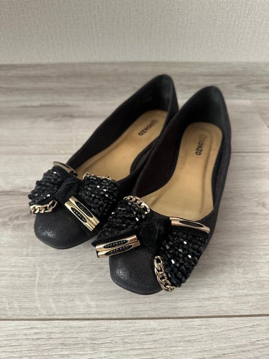 Жіночі чорні туфлі лодочки балетки з намистинами стразами