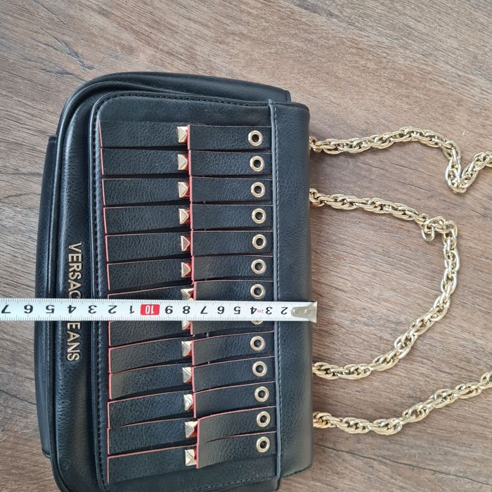 Versace torebka crossbody listonoszka czarna frędzle złote elementy re