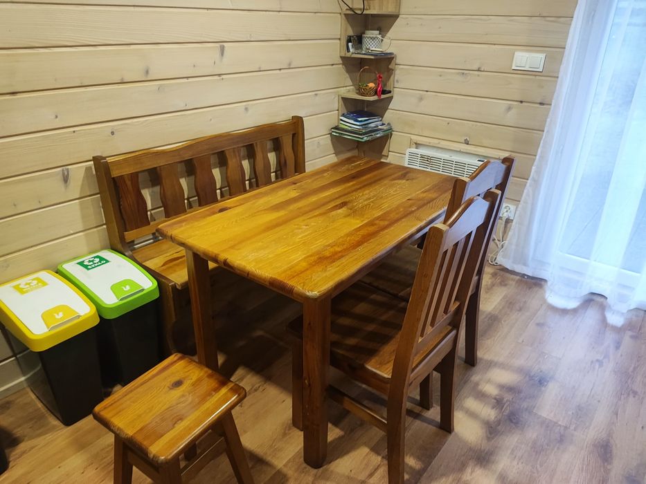 Drewniany stół z ława i 4 krzesłami