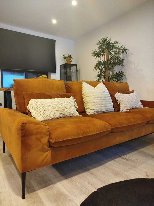 Sofá 3 Lugares Gato Preto – Cor Tijolo – Perfeito Estado