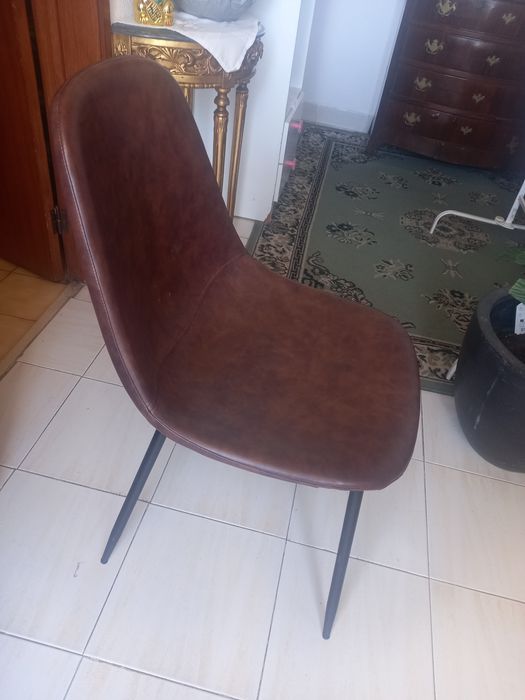 Cadeira castanha efeito de pele