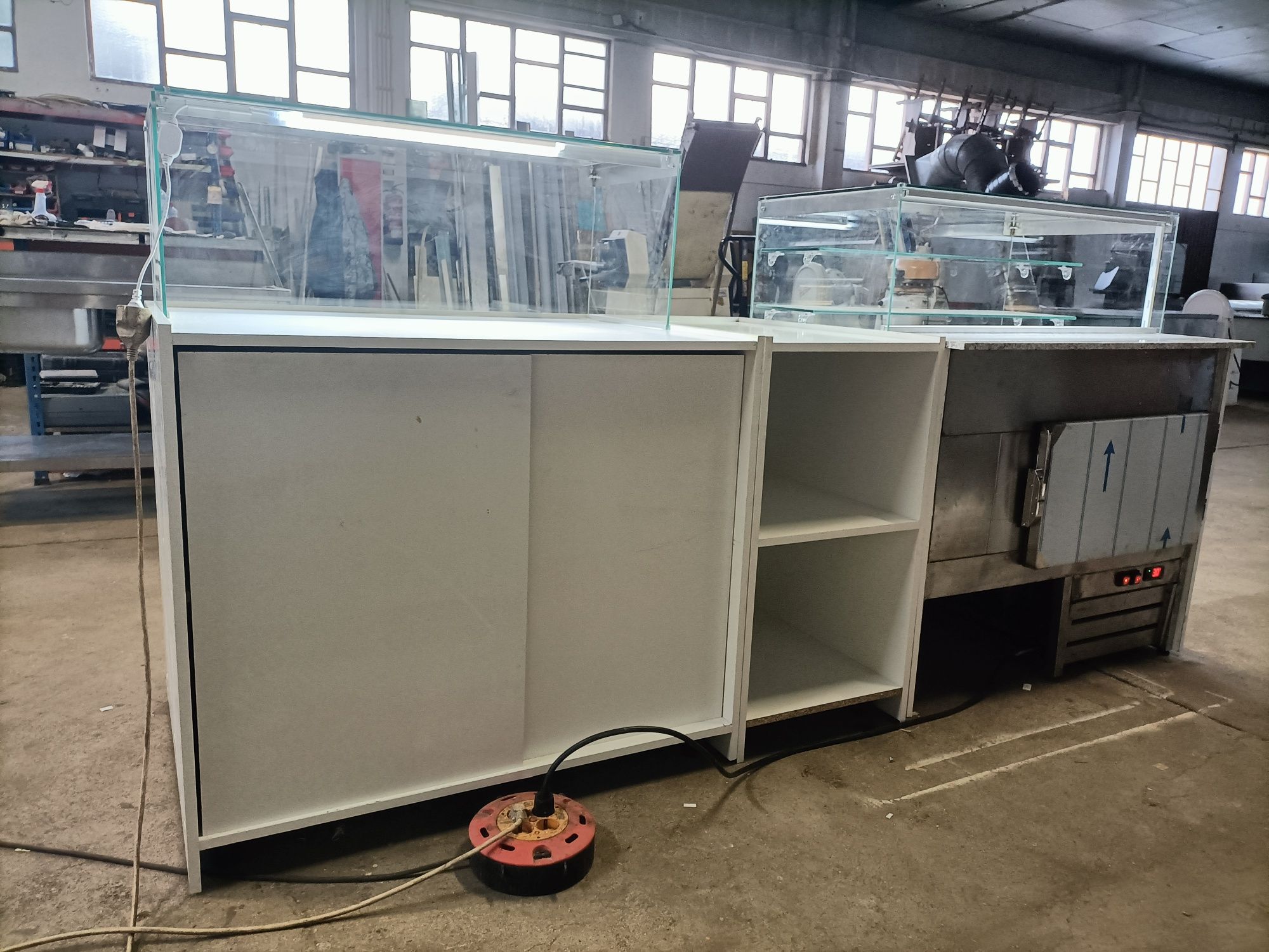 Conjunto vitrine refrigerada/ vitrine neutra e móvel POS