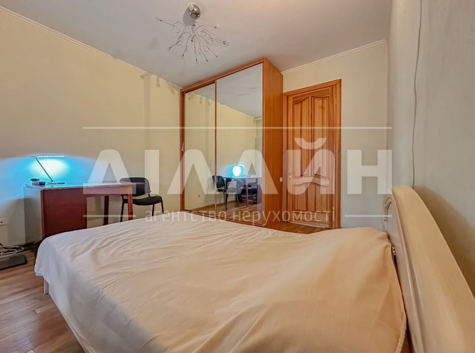 Краща локація! 2х кімн. Сталінка у Центрі міста!