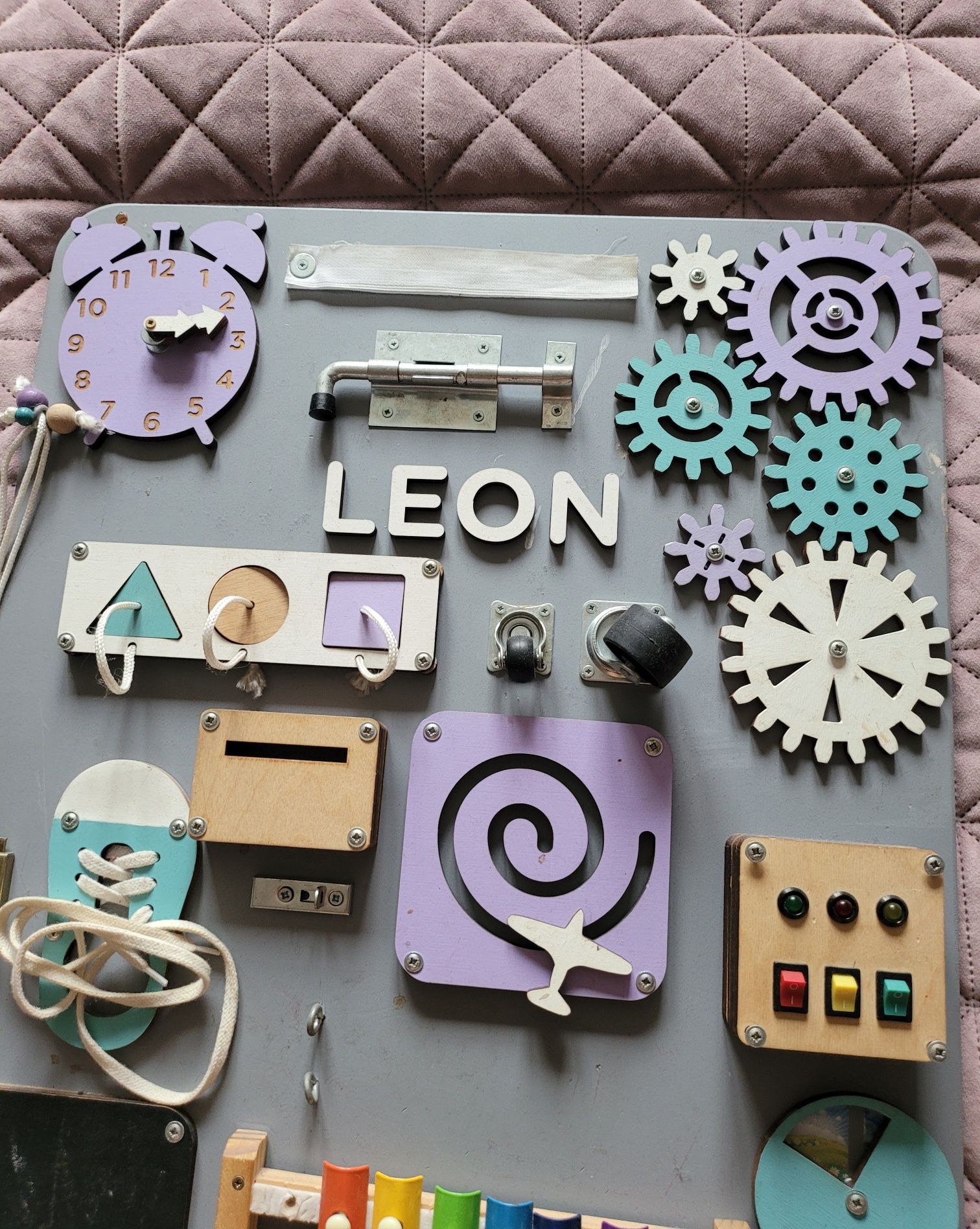 Tablica manipulacyjna Leon  firmy woobiboo
