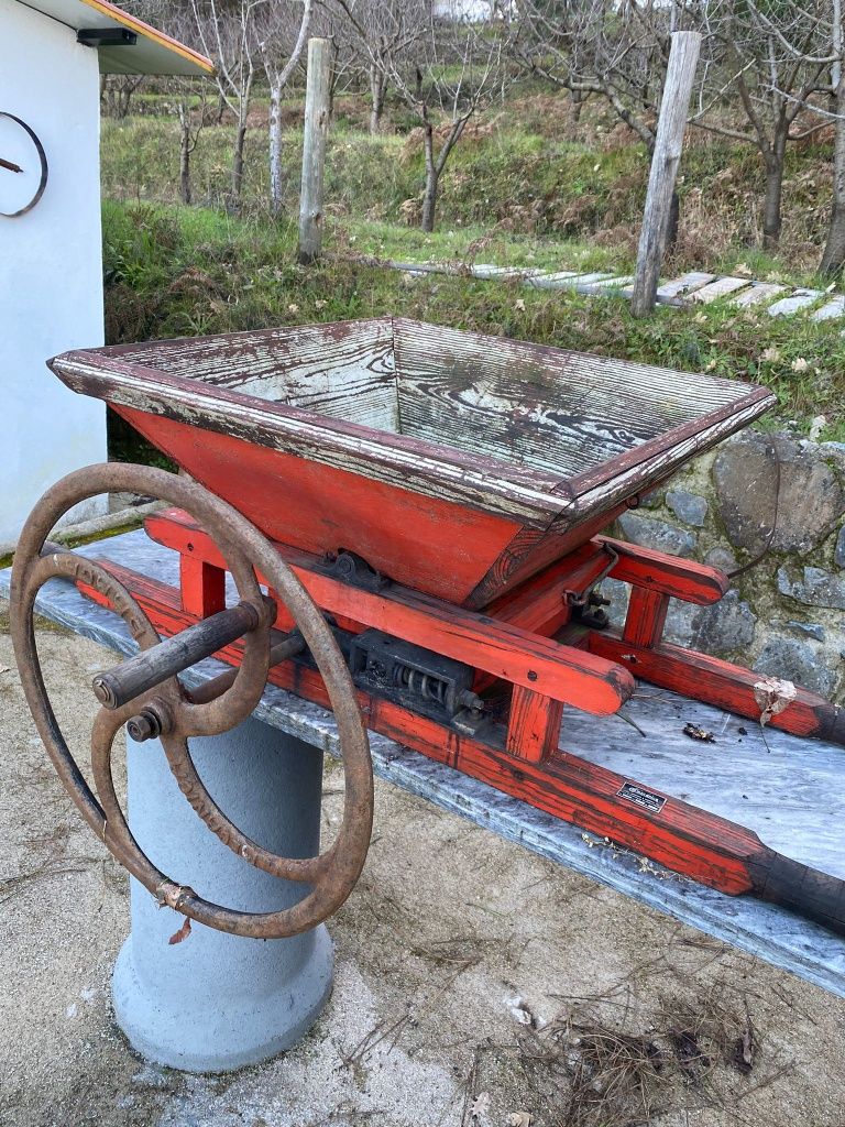 Maquina de esmagar uvas antiga