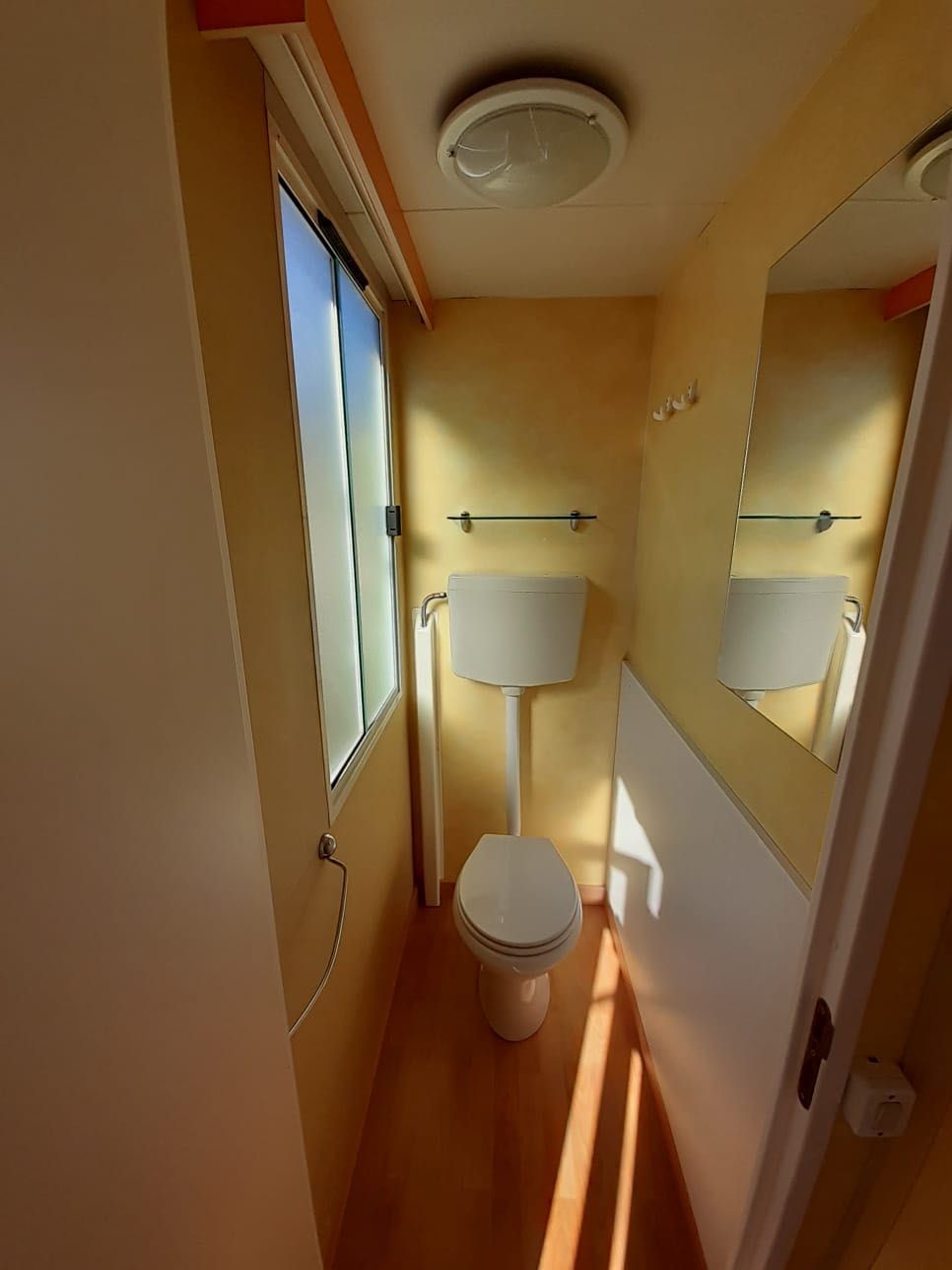 * MOBILE HOME PRÉ-FABRICADA SHELBOX DE 8X3 METROS EM GUIA.