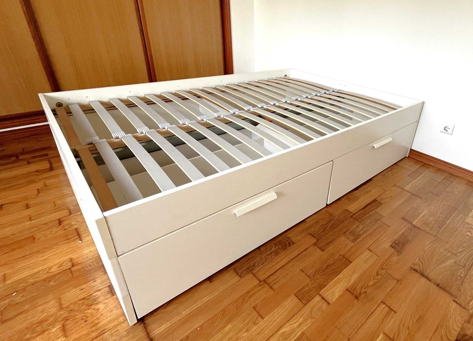 Ikea - Cama Casal Brimnes Branca (140x200cm) com Estrado