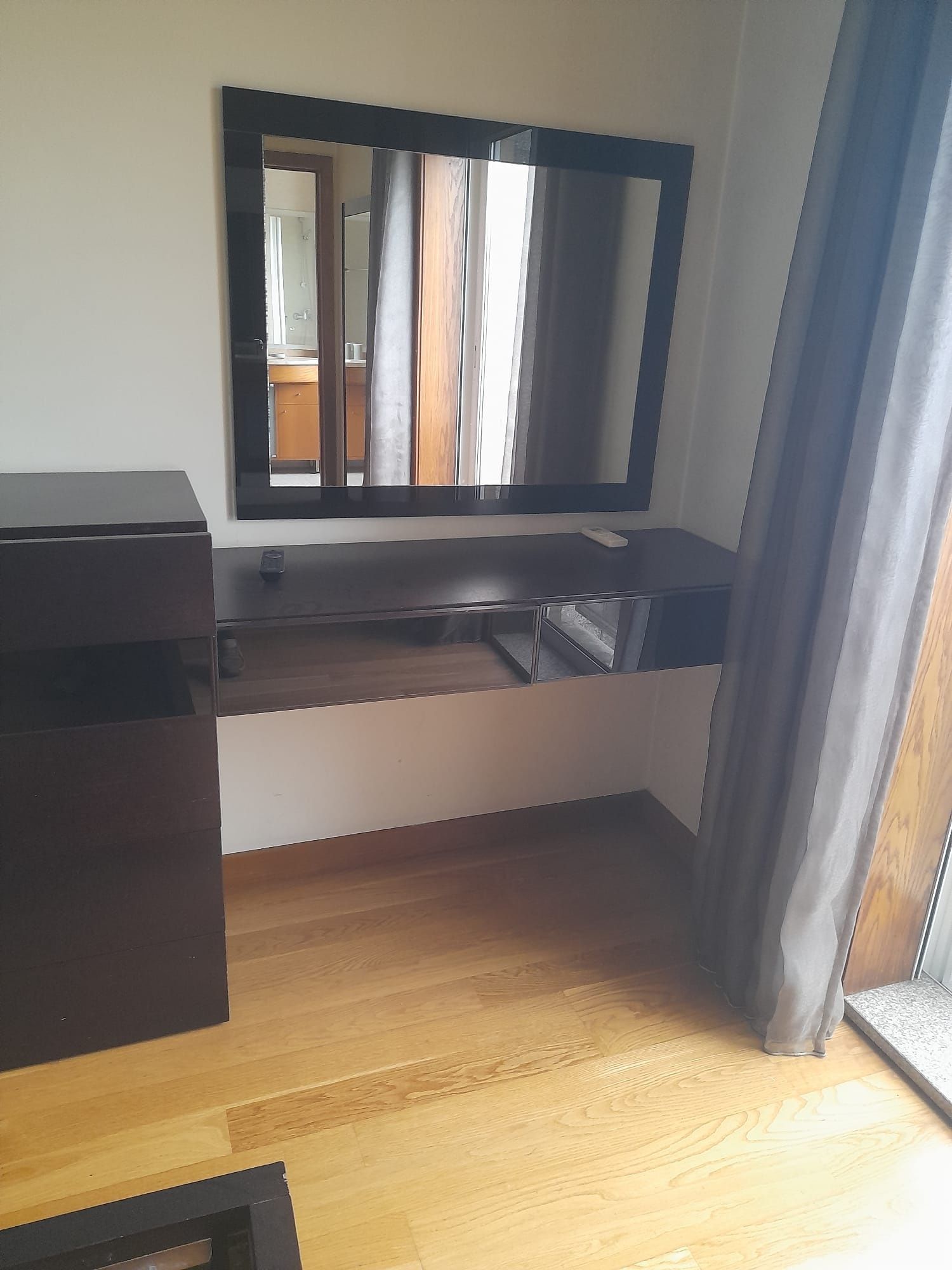 Quarto completo - cama, mesinhas, cómoda, espelho zona de maquilhagem