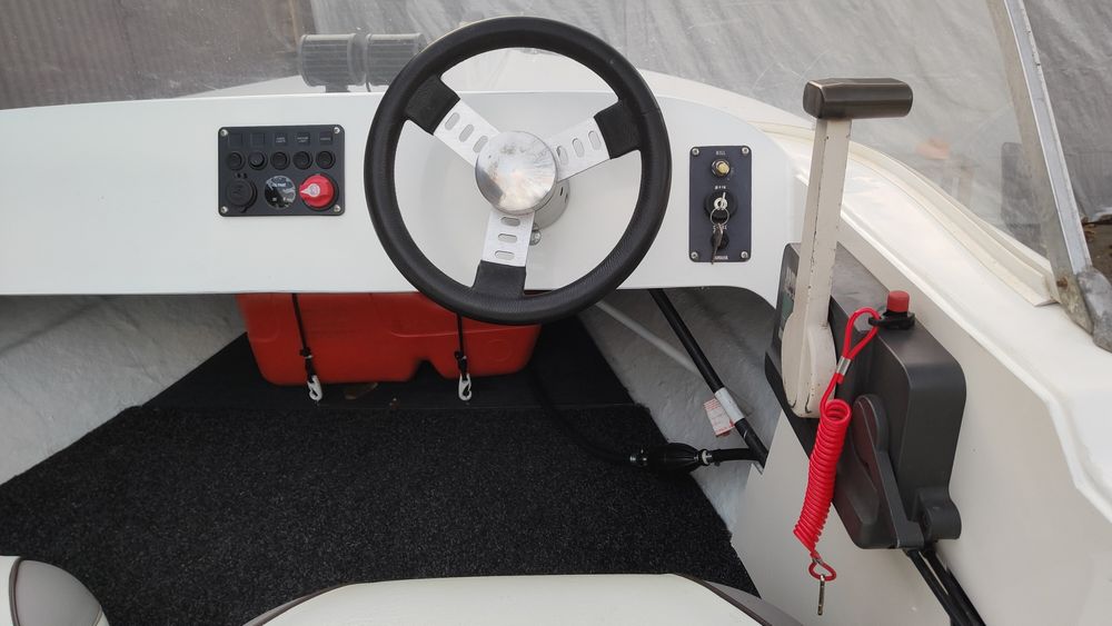 Motorówka z przyczepą i silnikiem Yamaha