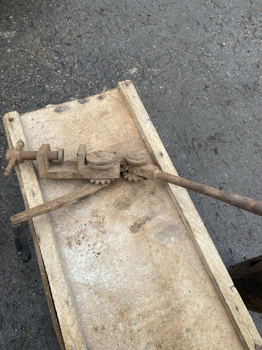 Предмет декора. Машинка для выравнивания крышек