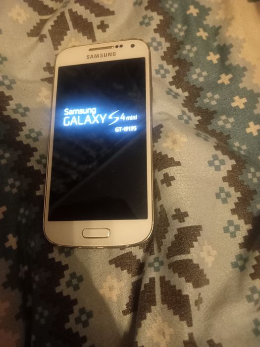 Sprzedam 30 telefonów plus baterie ładowarki etui sluchawki