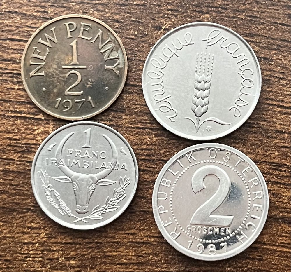 Zestaw monet widoczne na zdjeciach.