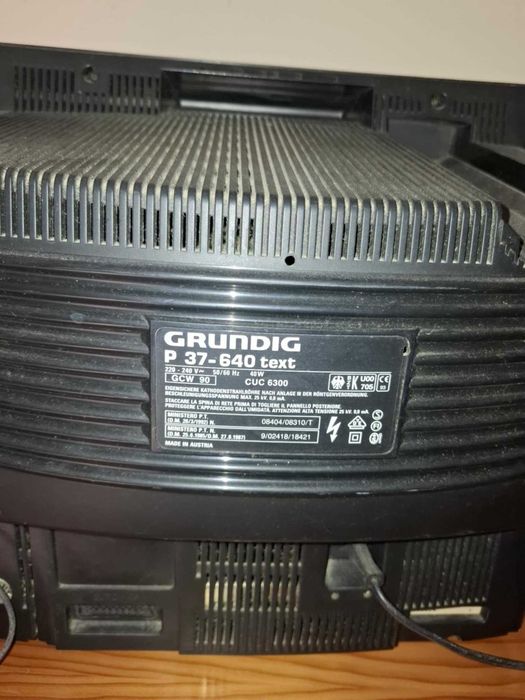 TV LG cinzenta e Grunding preta antigas