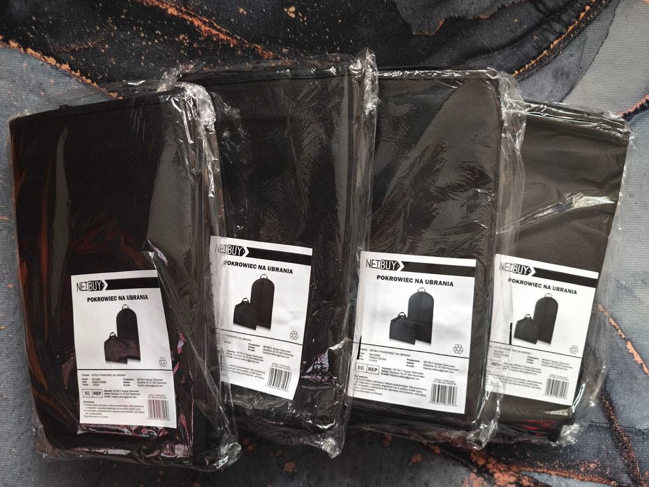 Czarne pokrowce na ubrania płaszcz garnitur podróżny