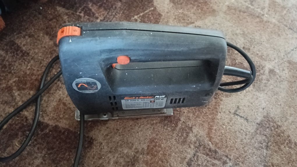 Wyrzynarka Black & Decker PLUS SR 220 E o mocy 550 W