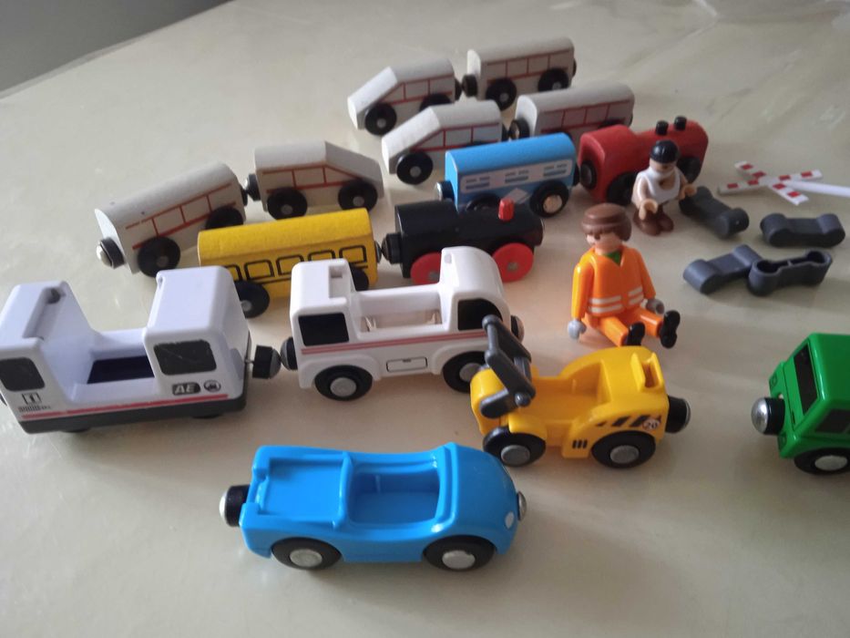 Паравози і вагончики для деревяної залізної дороги