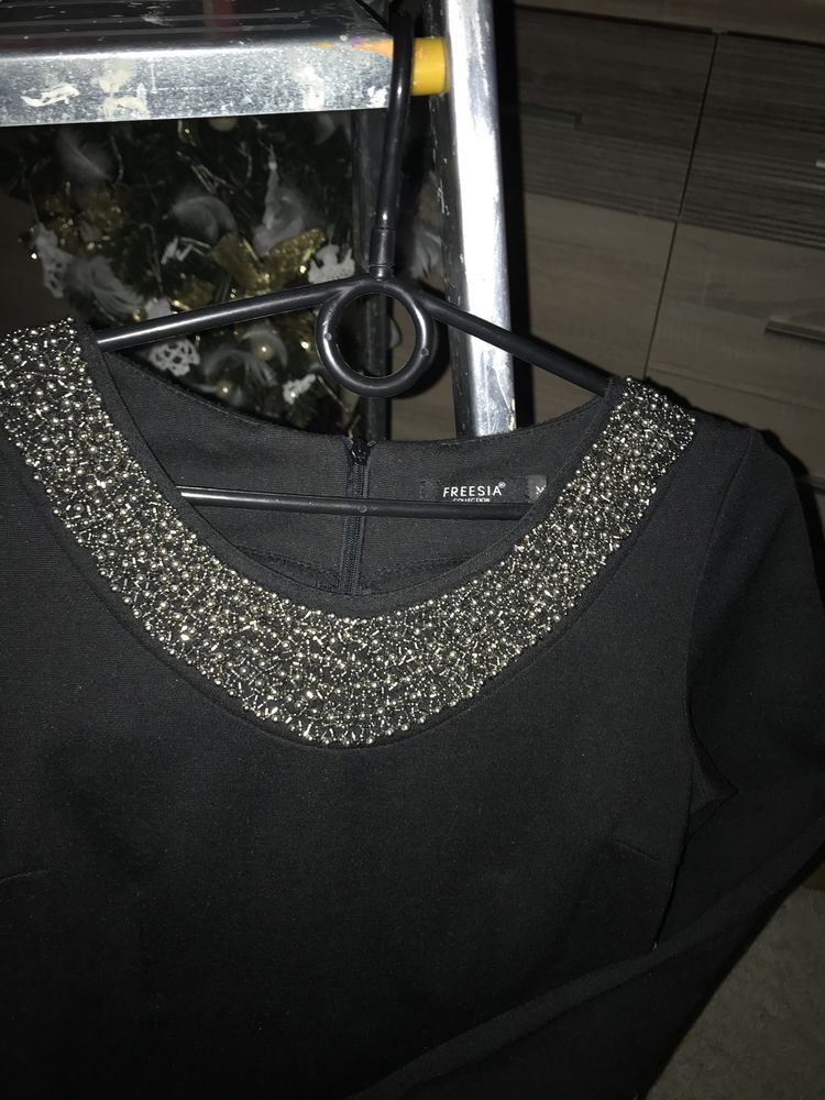 Bluzka czarna ozdobiona pid szyją Freesja Collection