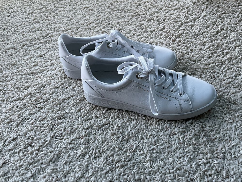 Білі кросівки для життя