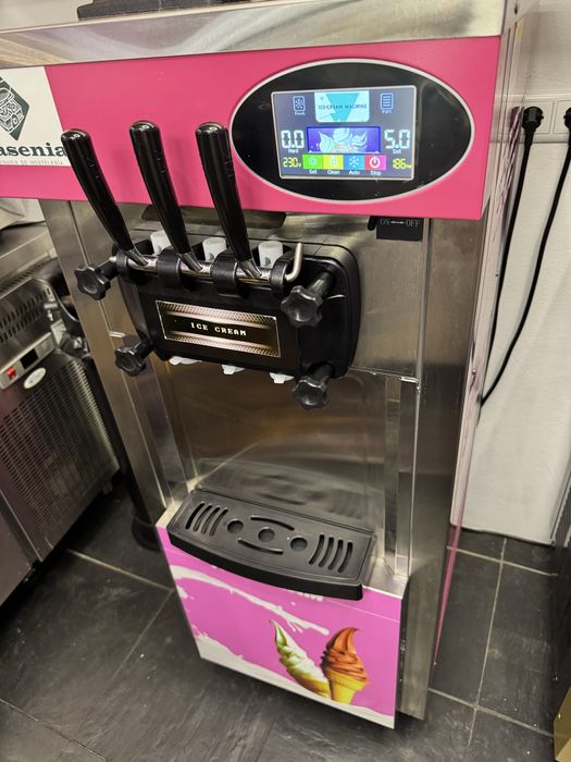 Maquina de gelados soft e açaí 2 cubas