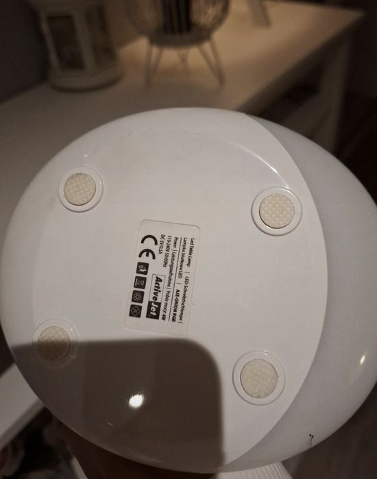 Lampka bezprzewodowa na biurko biała