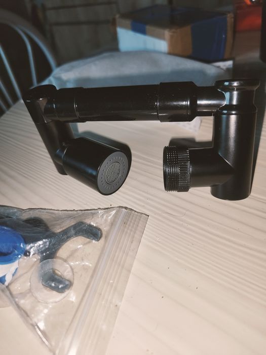 Regulowana wylewka z perlatorem do wszystkich rodzajów baterii